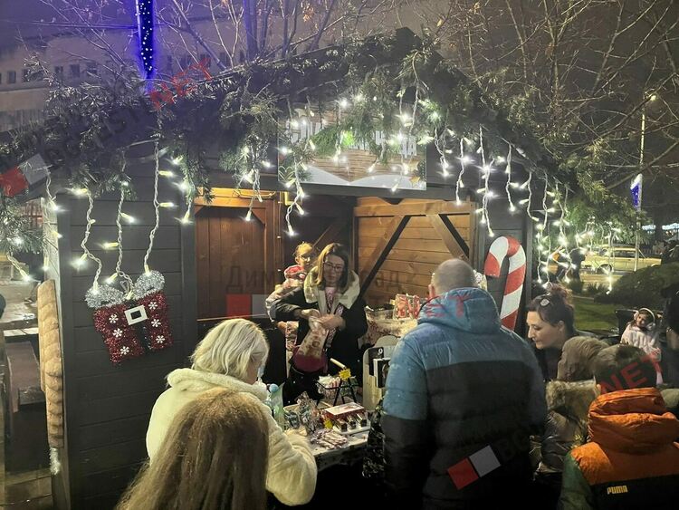 Грейнаха светлините на най-голямото живо Коледно дърво в Европа