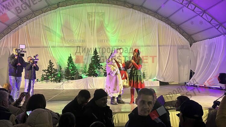 Грейнаха светлините на най-голямото живо Коледно дърво в Европа