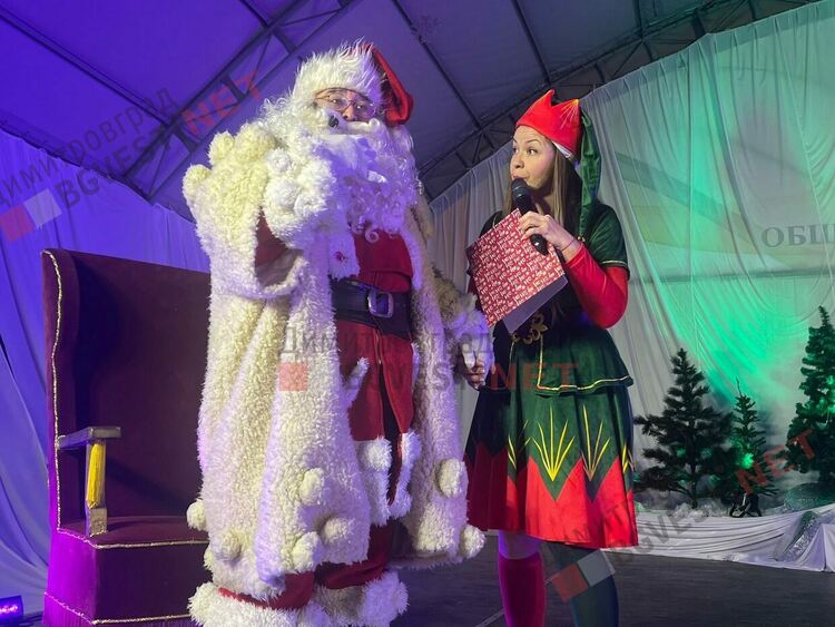 Грейнаха светлините на най-голямото живо Коледно дърво в Европа