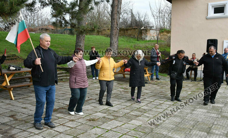 Неделно хоро № 400 на мегдана в Орлово