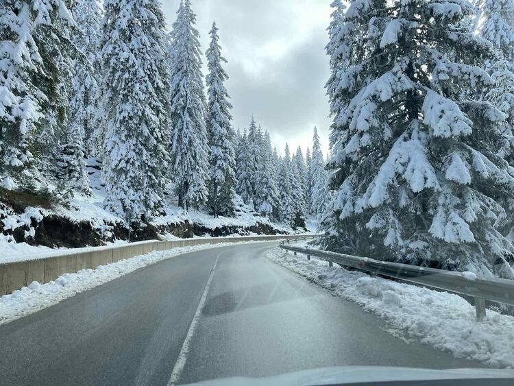  Внимание! Заснежени и мокри пътища, падат камъни в област Смолян