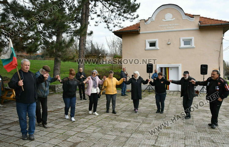 Неделно хоро № 400 на мегдана в Орлово