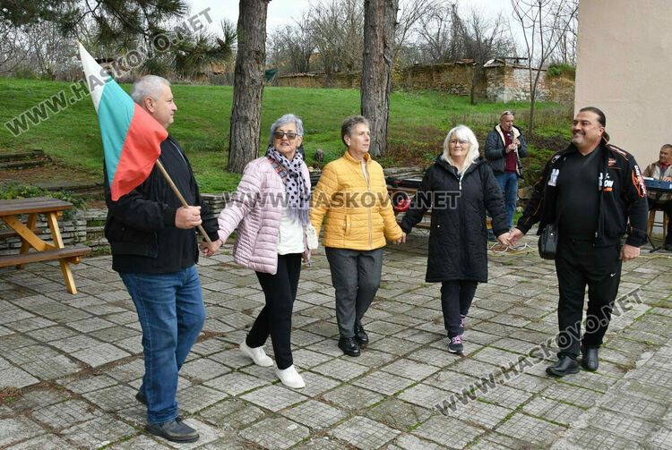 Неделно хоро № 400 на мегдана в Орлово