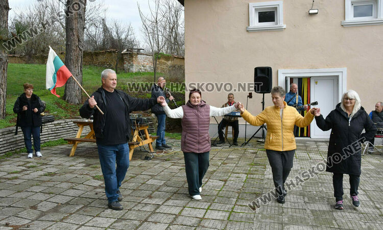 Неделно хоро № 400 на мегдана в Орлово