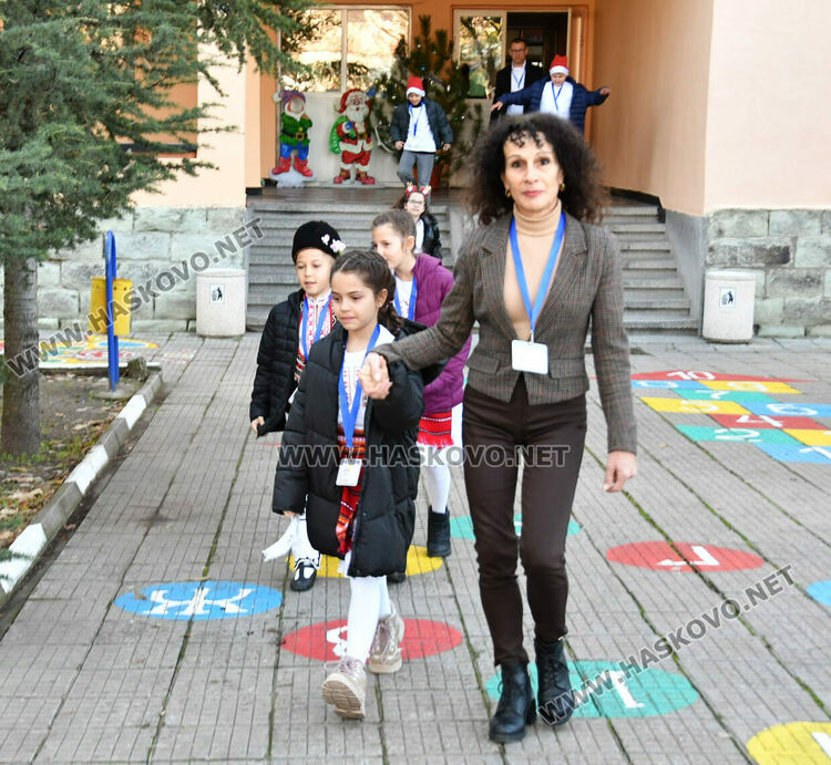 Тържествено запалиха светлините на елхата в ОУ „Христо Смирненски“ 