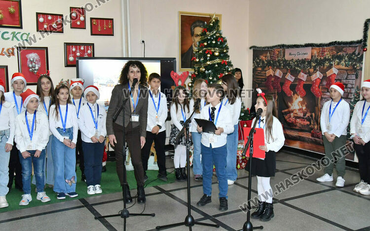 Тържествено запалиха светлините на елхата в ОУ „Христо Смирненски“ 