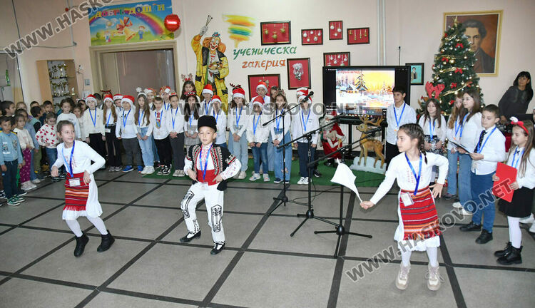 Тържествено запалиха светлините на елхата в ОУ „Христо Смирненски“ 