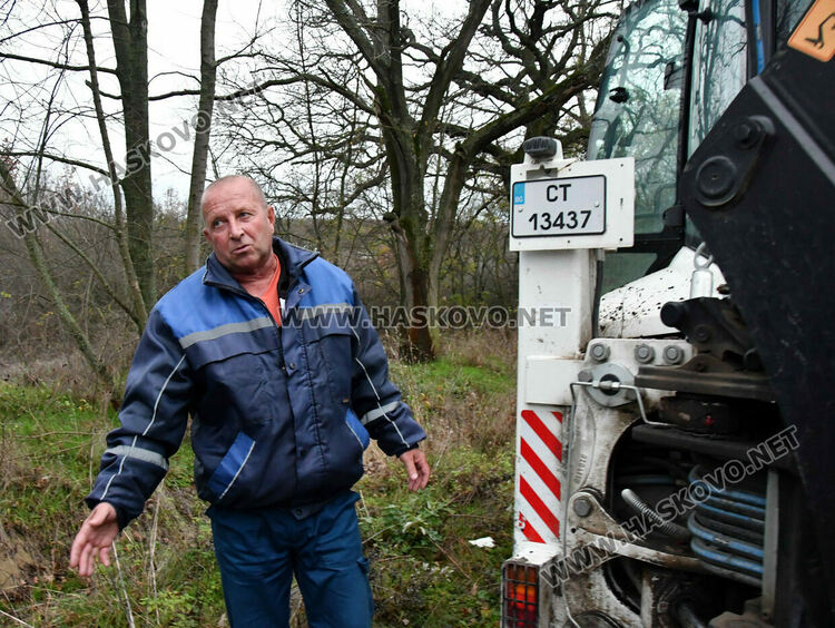 Задържаха обилно почерпени зад волана багерист и 17-годишно момче  