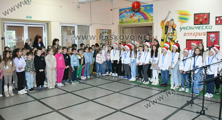 Тържествено запалиха светлините на елхата в ОУ „Христо Смирненски“ 