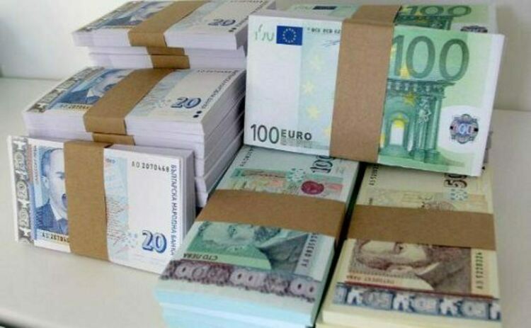 Мъж е задържан за кражба на 1300 евро от микробус пред казино