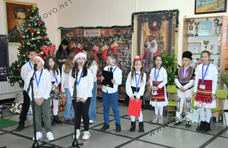 Тържествено запалиха светлините на елхата в ОУ „Христо Смирненски“ 