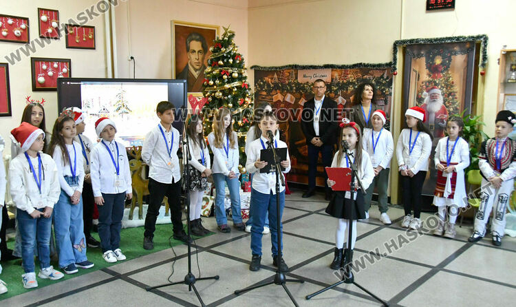 Тържествено запалиха светлините на елхата в ОУ „Христо Смирненски“ 