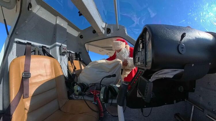 Дядо Коледа кацна на летище „Узунджово“ край Хасково 