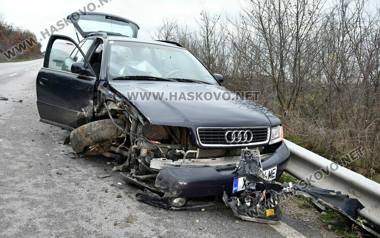 Задържаха обилно почерпени зад волана багерист и 17-годишно момче  