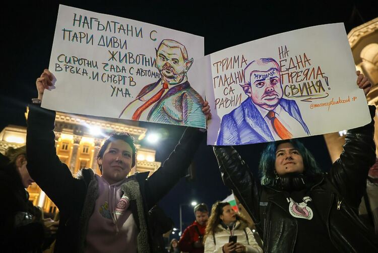 "Държавната хазна не е корито за свиня" Десетки хиляди на протеста (НА ЖИВО)