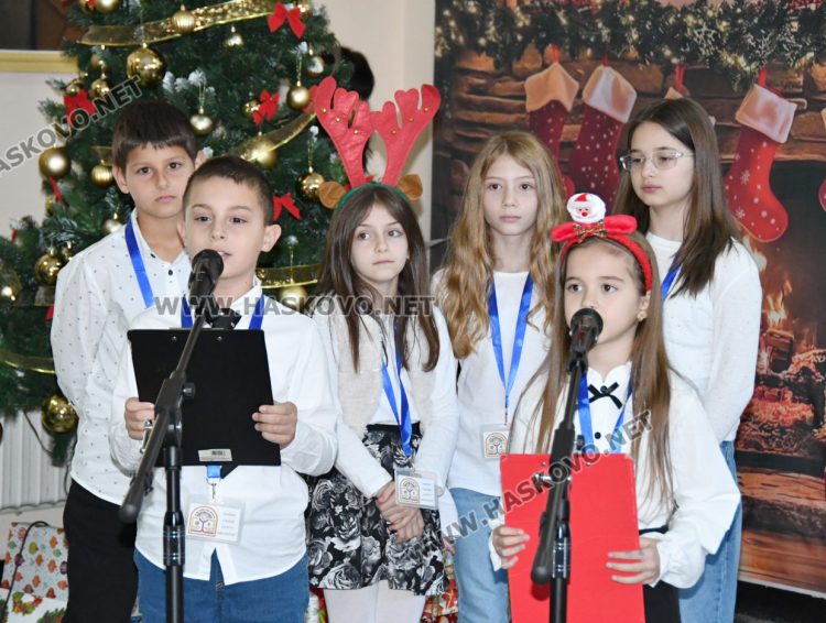 Тържествено запалиха светлините на елхата в ОУ „Христо Смирненски“ 