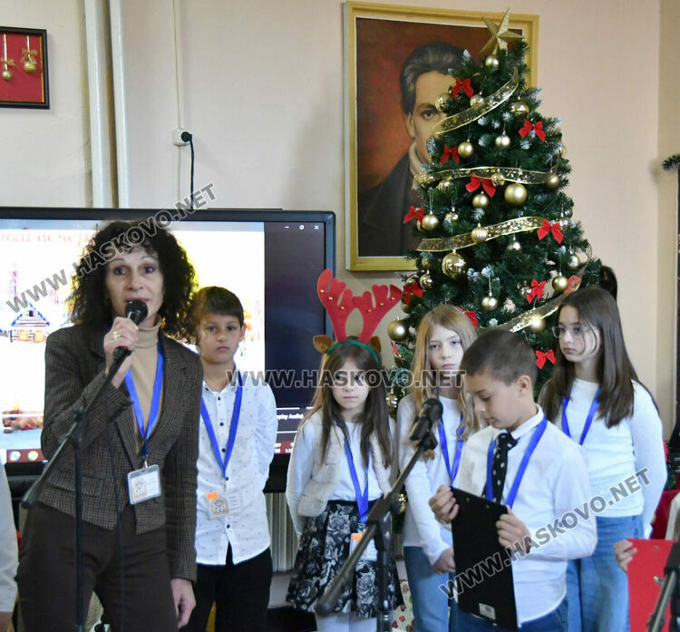 Тържествено запалиха светлините на елхата в ОУ „Христо Смирненски“ 