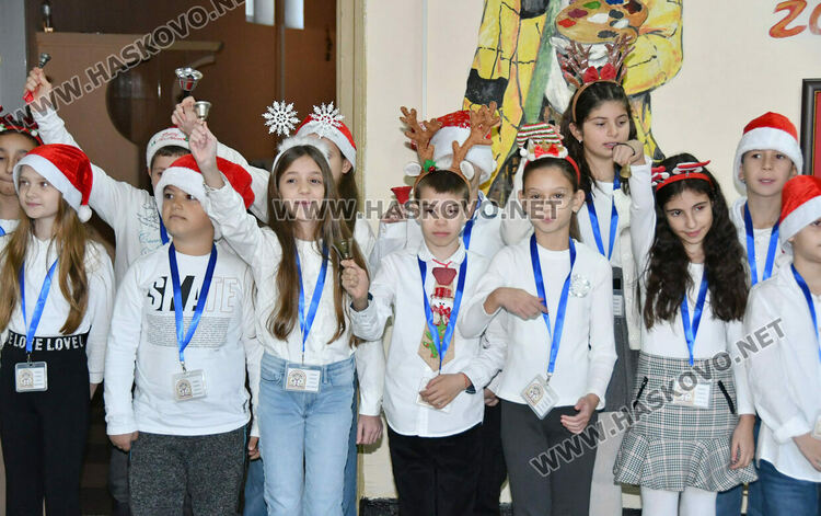 Тържествено запалиха светлините на елхата в ОУ „Христо Смирненски“ 