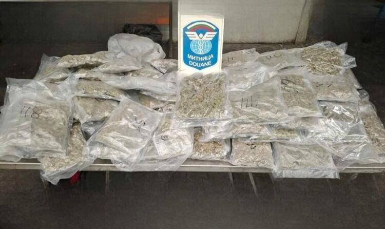 Задържаха мъж с 22.5 кг марихуана в тайници на кола