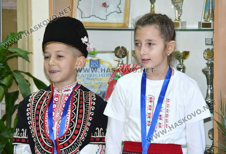 Тържествено запалиха светлините на елхата в ОУ „Христо Смирненски“ 