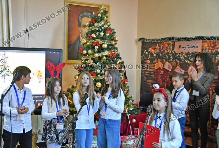 Тържествено запалиха светлините на елхата в ОУ „Христо Смирненски“ 