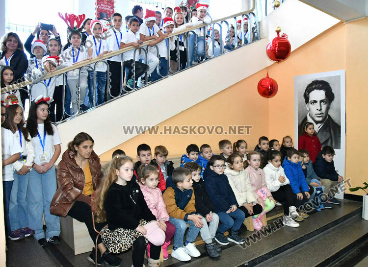 Тържествено запалиха светлините на елхата в ОУ „Христо Смирненски“ 