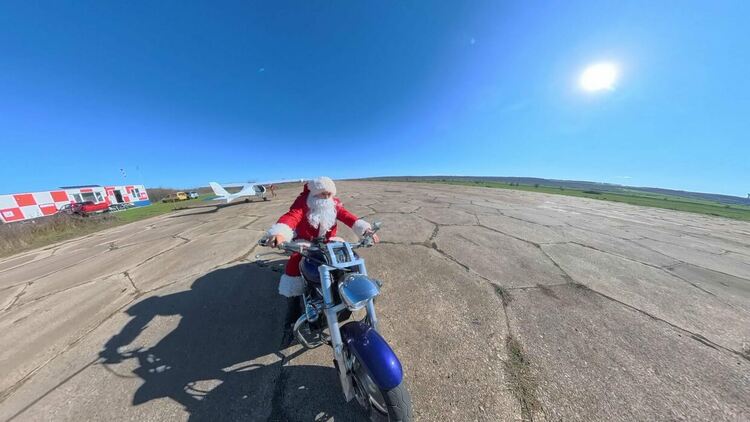 Дядо Коледа кацна на летище „Узунджово“ край Хасково 