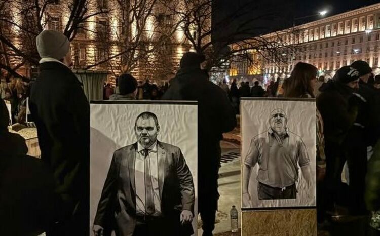 Ескалация на напрежението в София - десетки хиляди протестират с викове "Оставка!". Колчета и пътни знаци полетяха към полицията (на живо)