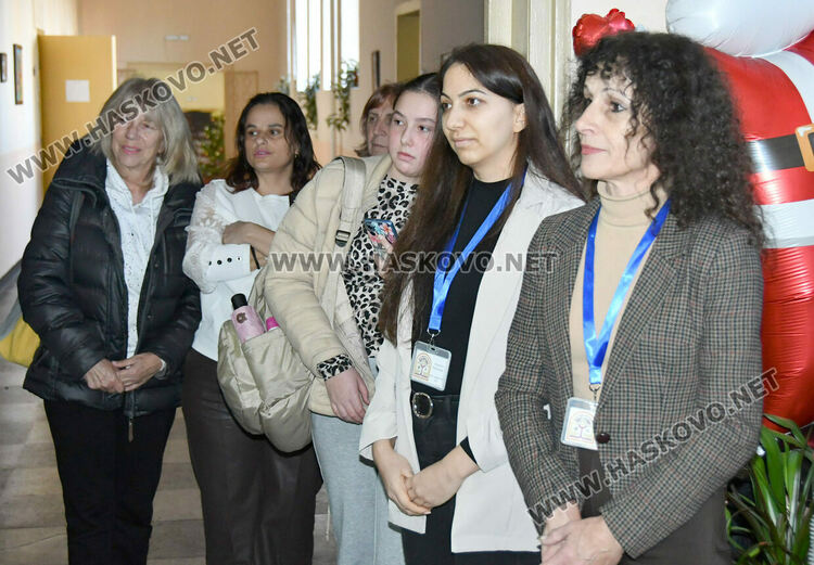 Тържествено запалиха светлините на елхата в ОУ „Христо Смирненски“ 