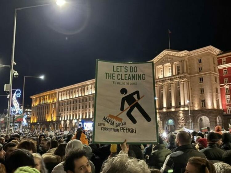 Ескалация на напрежението в София - десетки хиляди протестират с викове "Оставка!". Колчета и пътни знаци полетяха към полицията (на живо)