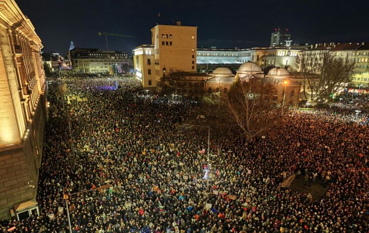 Хиляди протестираха в цялата страна. Напрежение и прекъсване на тока в София