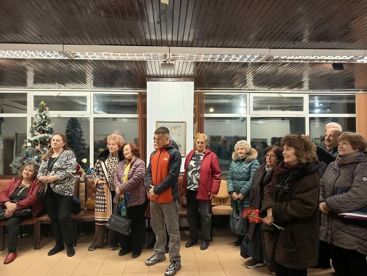 Традиционната Коледно-новогодишна изложба на смолянски художници бе открита в КДК 