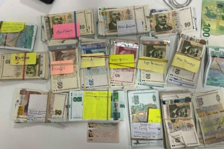 Пачки пари с имена на улици са открити у арестуван след погрома в София