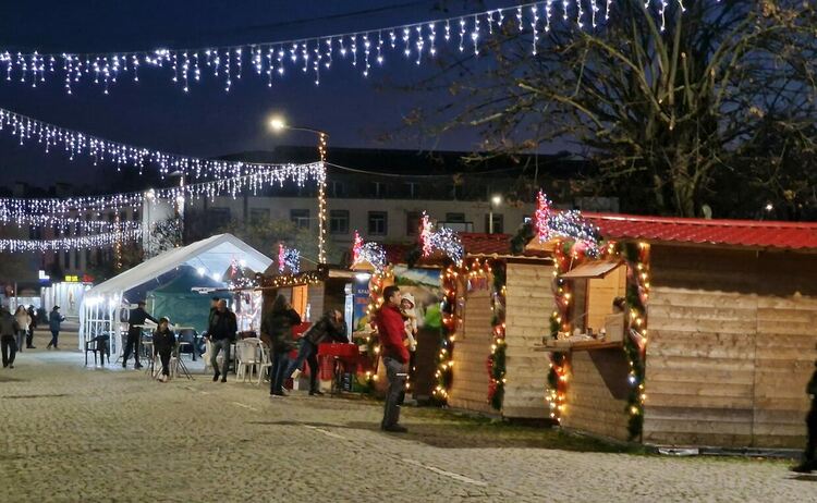 Коледният базар отвори врати, елхата ще грейне на 5 декември