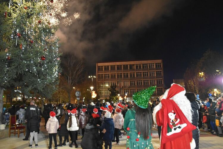 Дядо Коледа и Снежанка пристигнаха с мотори в Харманли