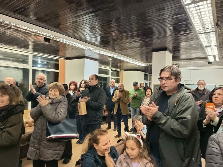 Традиционната Коледно-новогодишна изложба на смолянски художници бе открита в КДК 