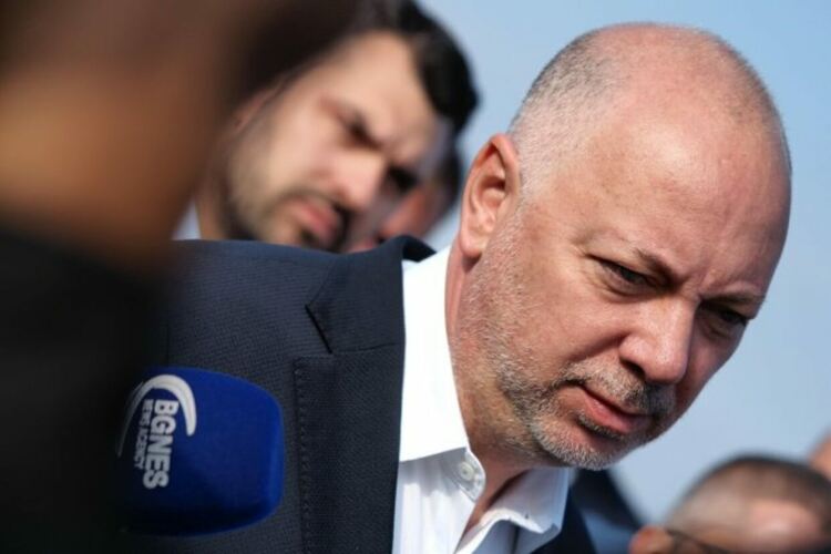 Ревизираният бюджет: корекция на заплатите, на проектите за отбрана и пътища, отказ от концесия на тотото