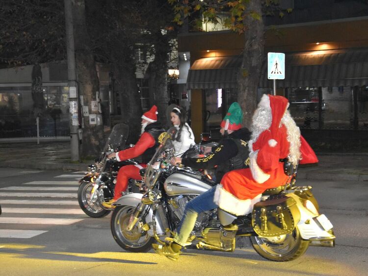 Дядо Коледа и Снежанка пристигнаха с мотори в Харманли