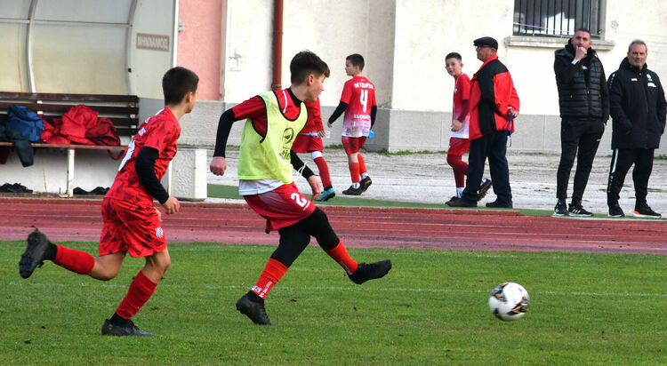 38 отбора се борят за трофеите от детски футболен турнир в Хасково 