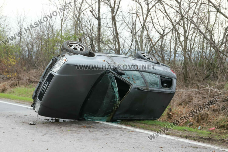 Кола се обърна по таван край Хасково, няма пострадали