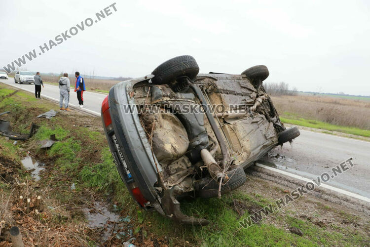 Кола се обърна по таван край Хасково, няма пострадали