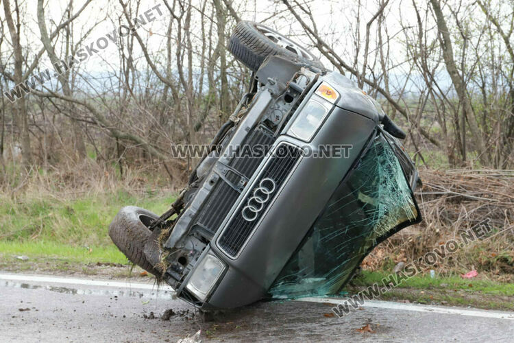 Кола се обърна по таван край Хасково, няма пострадали