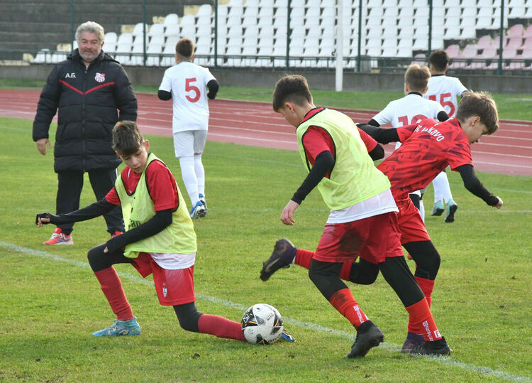 38 отбора се борят за трофеите от детски футболен турнир в Хасково 