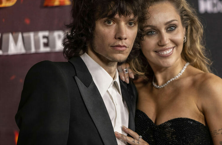 След 4 години: Майли Сайръс се сгоди за дългогодишния си приятел Макс Морандо