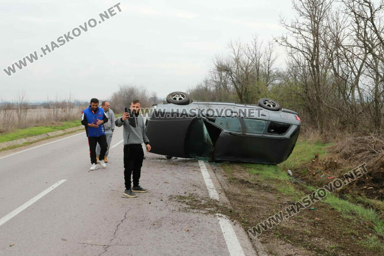 Кола се обърна по таван край Хасково, няма пострадали