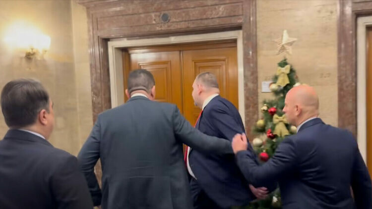 Скандал и физически сблъсък между Мирчев и Пеевски в парламента