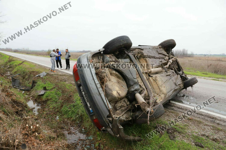 Кола се обърна по таван край Хасково, няма пострадали