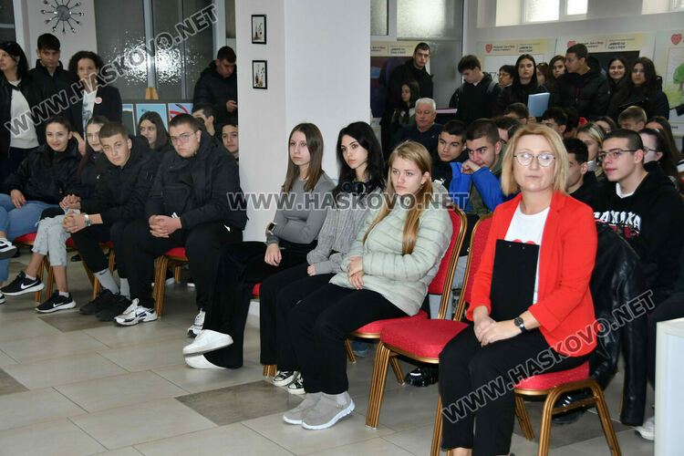 Учениците от ПГТ  се запознаха с първата помощ, безопасността на движение и превенцията на ПТП 