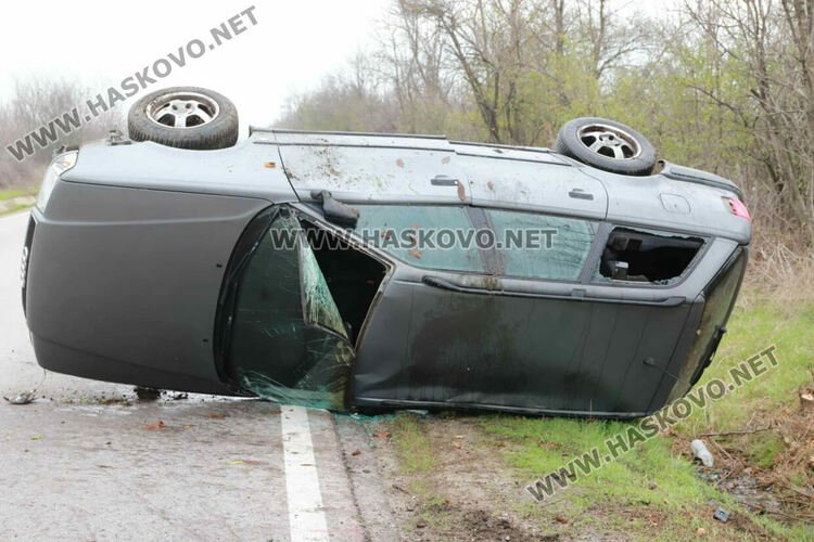 Кола се обърна по таван край Хасково, няма пострадали