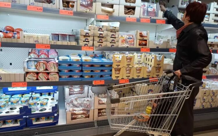 Търговските надценки за млечни продукти и яйца в големите вериги стигат до 90%, сочи анализ на КЗК.